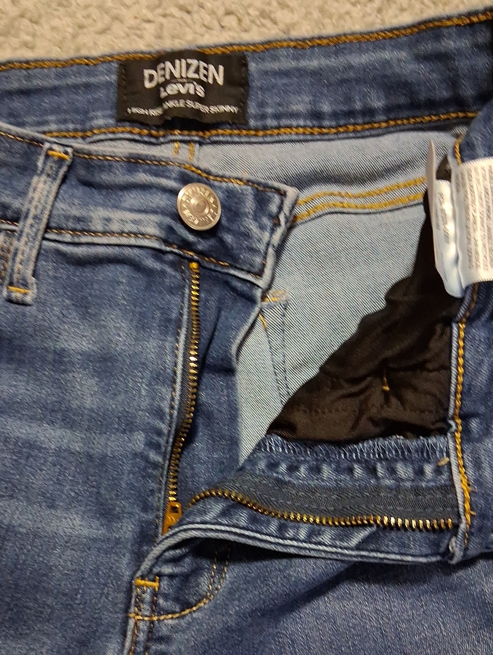 Levi's Women's Medium Blue Denim Jeggings with Yellow Stitching